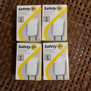 Set of 4/ Safety 1st
Outlet Cover with Cord Shorterner